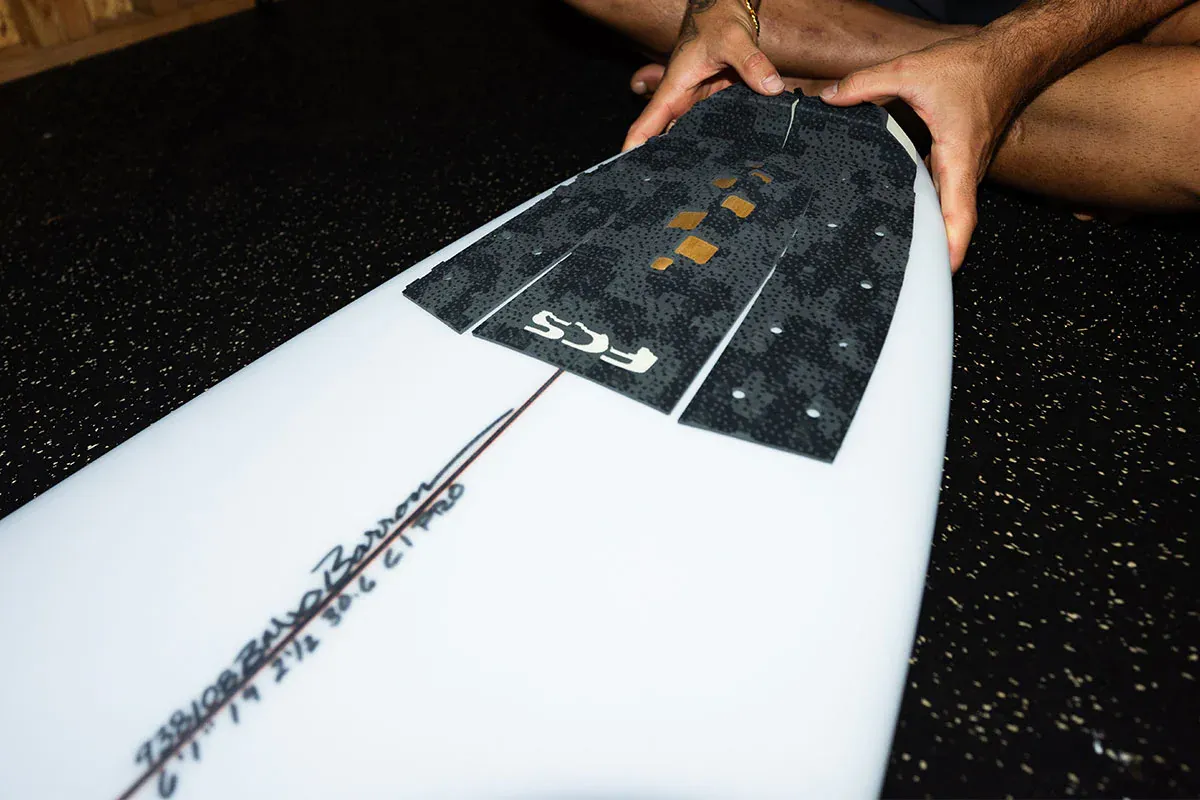Colocando un deck pad FCS sobre una tabla